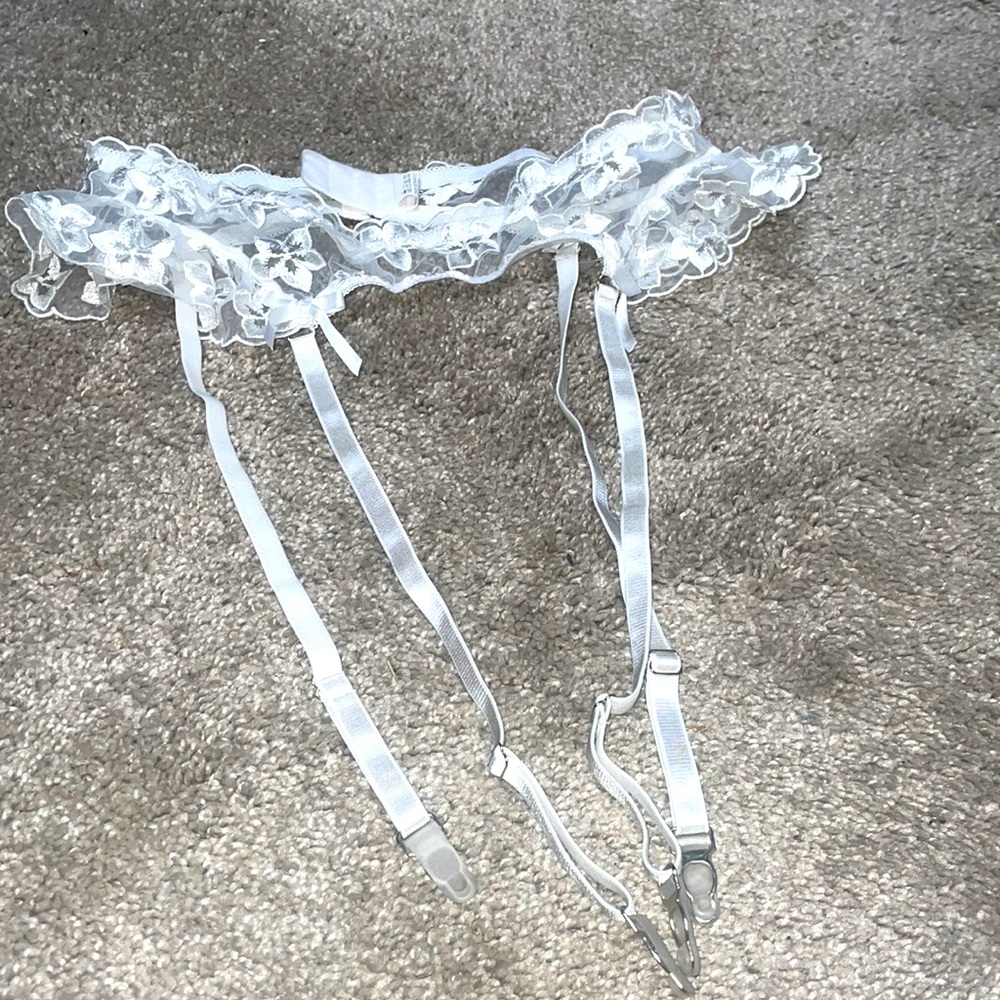 - New white garter with white floral lace size Medium